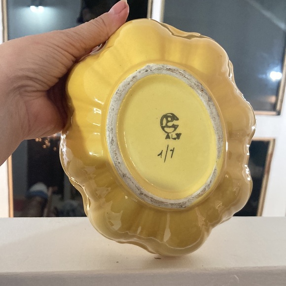 Art deco amazing yellow numbered signed planter. Does it depict frogs? - Picture 5 of 6